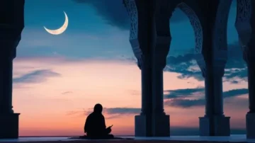 Silhouette d'une personne méditant sous un ciel nocturne avec un croissant de lune, encadrée par des arches architecturales. Coucher de soleil aux teintes douces de bleu et de rose. Atmosphère paisible et spirituelle.