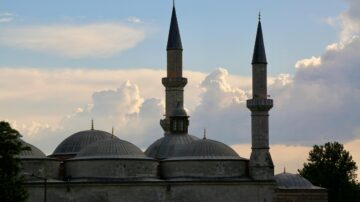 مشهد معماري يدمج بين الأصالة والمعاصرة ليعكس أثر السمعة الطيبة في بناء الشهود الحضاري للمجتمع